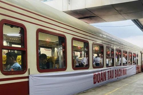 Đoàn tàu Bạch Mai duy trì hơn 500 khách mỗi chuyến
