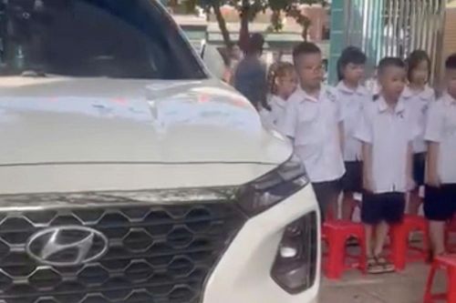 Phó hiệu trưởng nhận trách nhiệm vụ đỗ ô tô cạnh nơi học sinh chào cờ