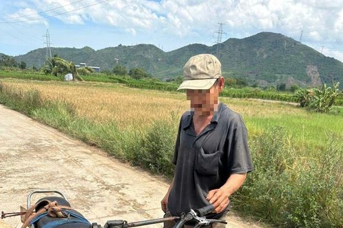 Xe máy 'kẹp nách' gỗ lậu