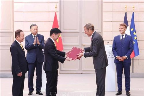 Tổng Bí thư, Chủ tịch nước Tô Lâm và Tổng thống Pháp chứng kiến trao văn kiện hợp tác giữa hai nước