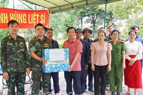 Lãnh đạo xã Năm Căn thăm, động viên lực lượng lấy mẫu sinh phẩm hài cốt liệt sĩ
