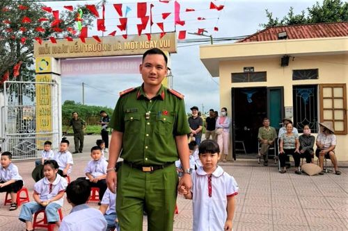 Câu chuyện ấm áp phía sau hình ảnh công an đưa em nhỏ đến trường