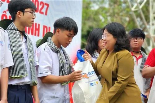 Trao trợ cấp học tập cho 600 học sinh vượt khó, hiếu học