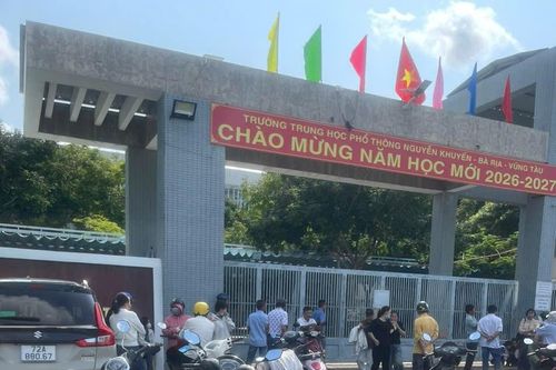 Đến trường họp phụ huynh, hàng chục phụ huynh Trường THPT Nguyễn Khuyến bị 'nhốt' ngoài cổng