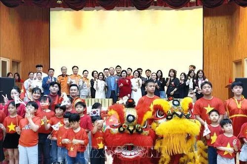 Tết Trung thu - Lan tỏa tình quê hương, gắn kết cộng đồng người Việt