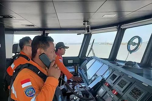 Tàu chở 243 người gặp nạn ngoài khơi Indonesia, 130 người mất tích