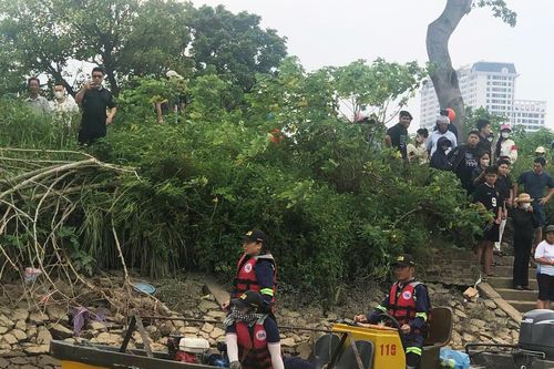 Tìm 2 người mất tích trên sông Trà Lý, phát hiện thi thể bé trai sơ sinh