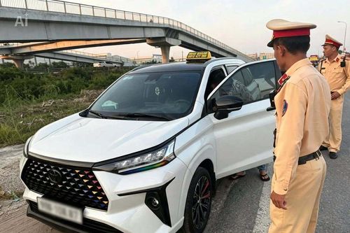 Xe biển trắng thu 100.000 đồng của khách, tài xế bị phạt 13 triệu đồng