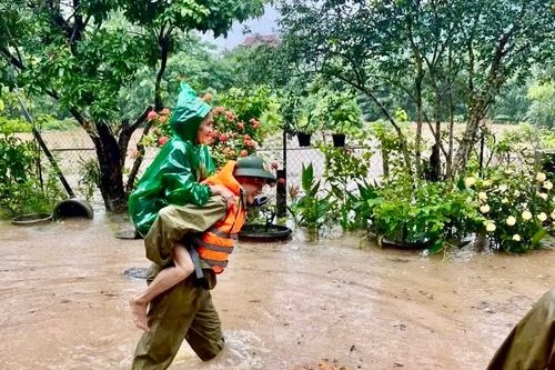Công an Quảng Trị bám địa bàn giúp dân ứng phó ngập lụt