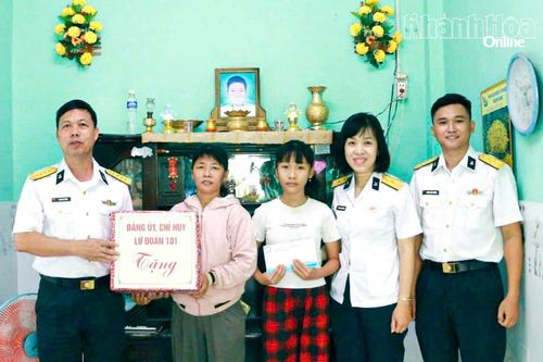 Lính hải quân đỡ đầu con ngư dân