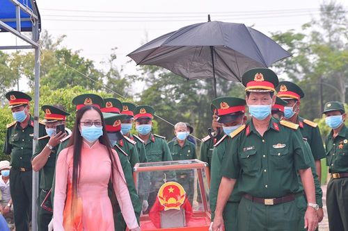 Lấy mẫu sinh phẩm hài cốt liệt sĩ chưa xác định danh tính tại Nghĩa trang Liệt sĩ Đầm Dơi