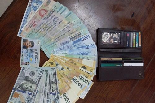 Du khách Hàn Quốc xúc động khi nhận lại tài sản đánh rơi