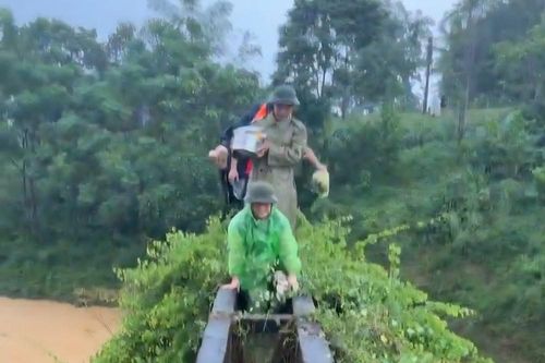 Vượt lũ đến nhà sản phụ, hỗ trợ sinh con an toàn giữa lúc đường bị chia cắt
