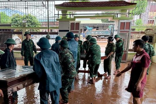 Bộ đội hỗ trợ hơn 2.000 người trở về nhà sau mưa lũ