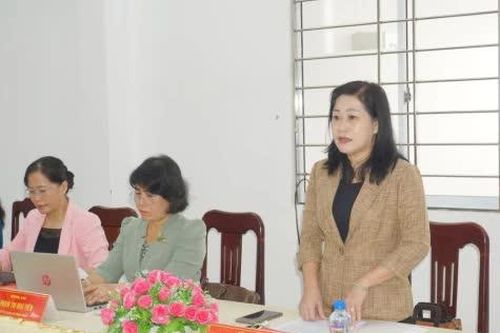 Đồng chí Châu Thị Mỹ Phương làm việc với Ban Thường vụ Đảng ủy xã Đốc Binh Kiều