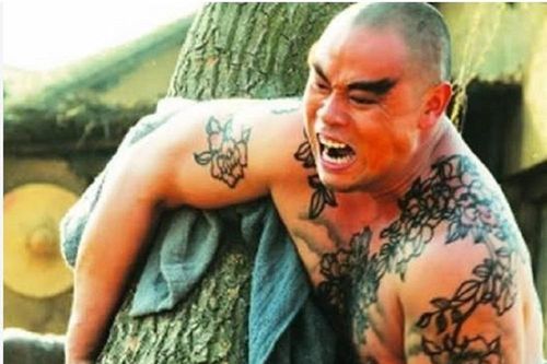 Hình xăm hoa mẫu đơn trên lưng Lỗ Trí Thâm có ý nghĩa gì?