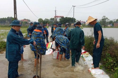 Chiến sĩ Lữ đoàn 28 gia cố hơn 2km đê, giúp dân chống ngập
