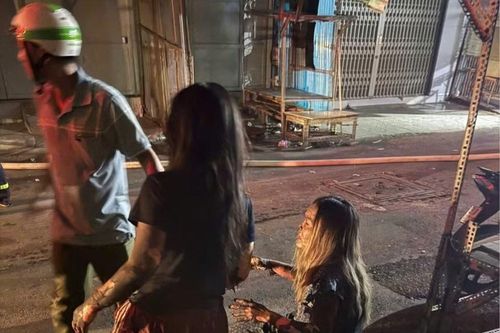Nhân chứng kể khoảnh khắc hai mẹ con nhảy sang mái nhà bên, thoát khỏi đám cháy ở TPHCM lúc rạng sáng