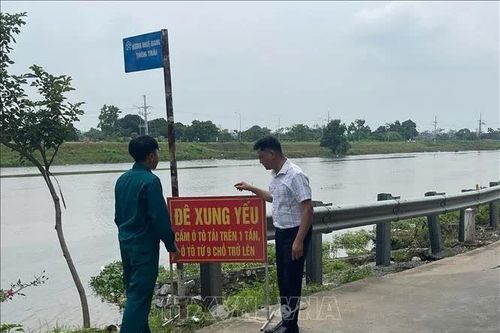 Lực lượng chức năng hỗ trợ người dân ứng phó mưa lũ, ngập úng