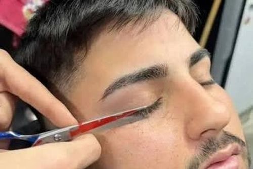 Trào lưu kỳ lạ: Nam giới tỉa lông mi để trông nam tính hơn