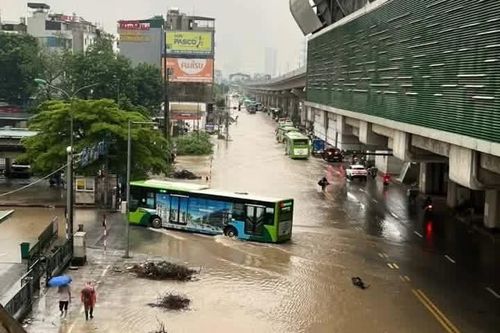 Hà Nội phân luồng khẩn cấp nhiều tuyến đường