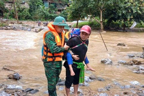 Bộ đội Biên phòng phòng đưa học sinh vượt lũ đi viện cấp cứu