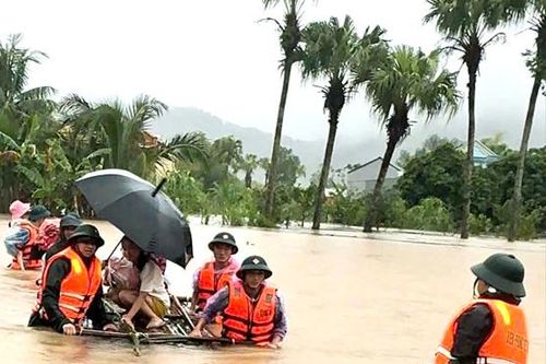 Đồn Biên phòng Hải Hòa (Bộ đội Biên phòng tỉnh Thanh Hóa) sát cánh cùng nhân dân khắc phục hậu quả mưa lũ