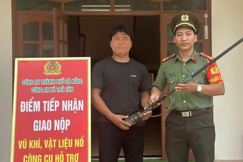 Tự giác giao nộp 'hàng nóng'