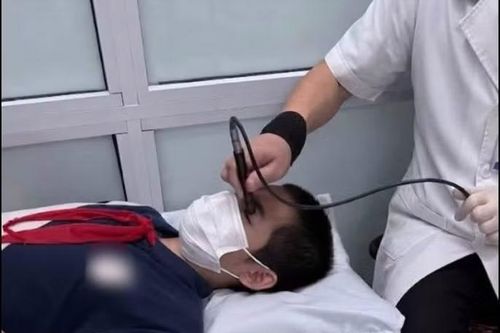 Trẻ 13 tuổi vỡ nhãn cầu sau cú bật ô giữa ngày mưa