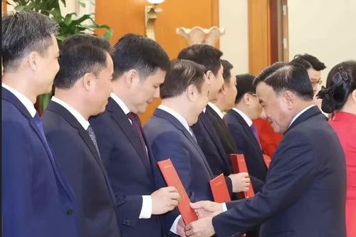 Công bố các quyết định của Bộ Chính trị, Ban Bí thư về công tác cán bộ