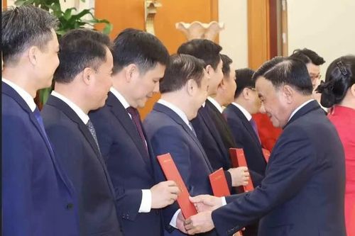 Thông tin về 6 Ủy viên Trung ương, Ủy viên dự khuyết Trung ương Đảng vừa nhận nhiệm vụ mới
