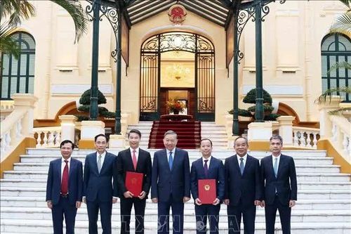 Tổng Bí thư, Chủ tịch nước Tô Lâm trao quyết định bổ nhiệm 2 Đại sứ Việt Nam tại nước ngoài