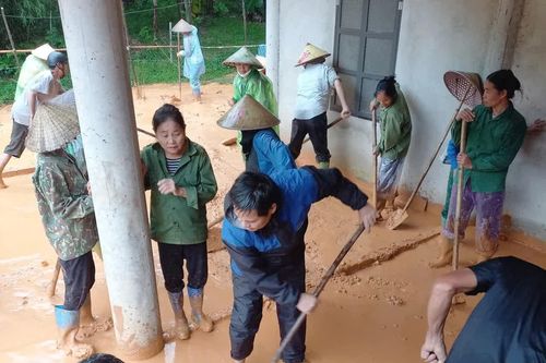 Các cấp Hội Nông dân hỗ trợ người dân khắc phục hậu quả mưa lũ