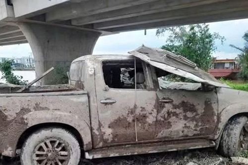 Phát hiện xe bán tải cùng bộ xương người dưới kênh ở Vĩnh Long