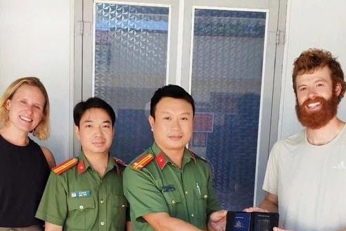 Điện Biên: Công an xã Mường Pồn trao trả hộ chiếu thất lạc cho 4 du khách