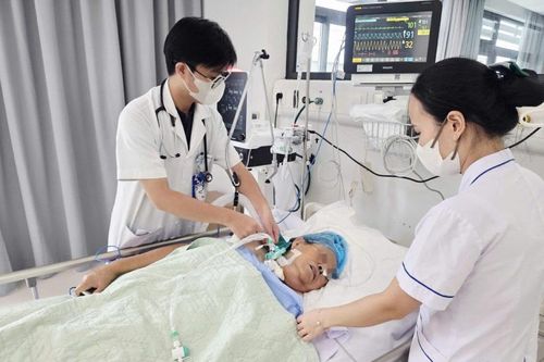 Người phụ nguy kịch, thở máy sau khi dẫm phải gai hoa giấy