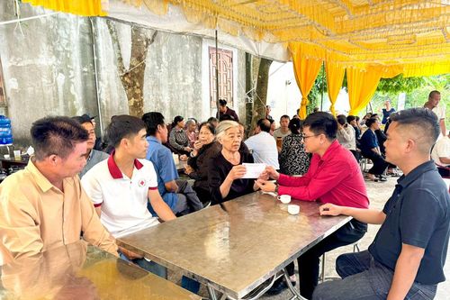 Trao hỗ trợ đột xuất cho gia đình nam sinh viên rơi xuống cống thoát nước tử vong tại Hà Nội
