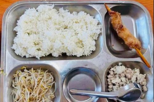 Bữa ăn bán trú: Khi phụ huynh lo con ăn chưa đủ