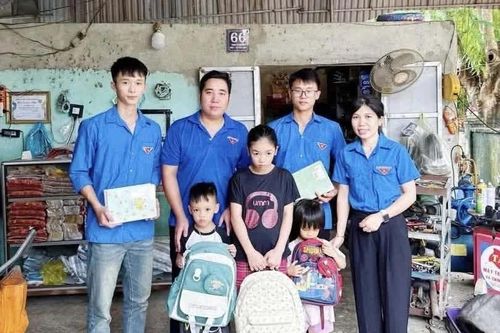 Tiếp sức em đến trường