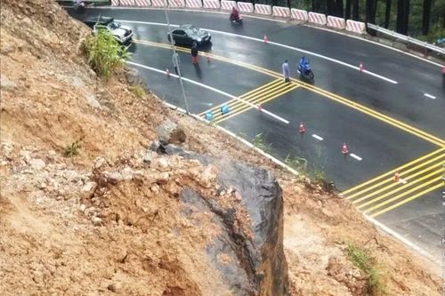 Xử lý an toàn tảng đá chênh vênh trên đèo Prenn