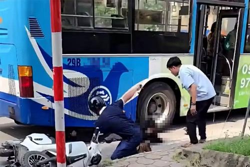 Cô gái bị xe buýt cán qua tay trên đường Phạm Hùng