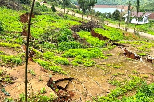 Đường ven hồ ở Lâm Đồng sạt lở, vết nứt kéo dài 200m
