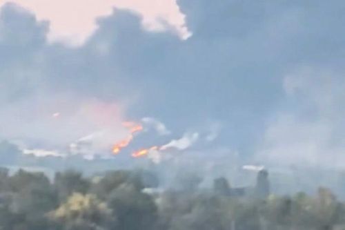 Video UAV Ukraine tập kích nhà máy lọc dầu Nga, khói đen kín bầu trời