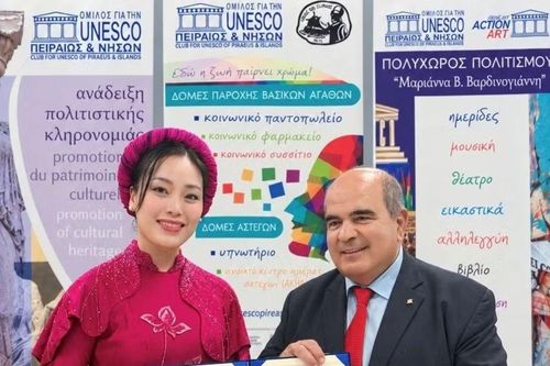 Ca sĩ Huyền Trang được vinh danh tại Hy Lạp