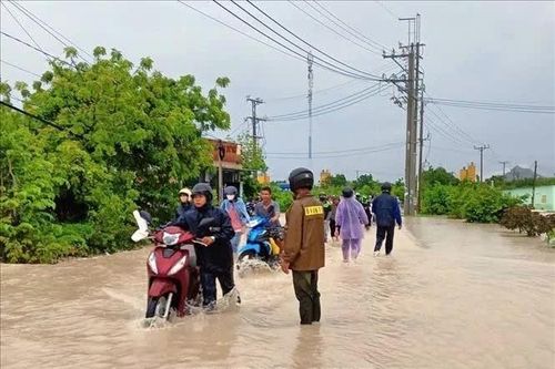 Mưa lớn kéo dài gây ngập nhiều tuyến phố, nhà dân tại Khánh Hòa