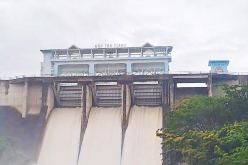 Mưa lớn ở khu vực phía nam tỉnh, một số hồ chứa điều tiết nước qua tràn
