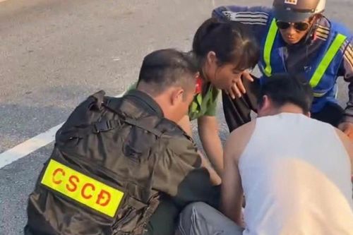 Cảnh sát cơ động kịp thời cứu cháu bé gặp tai nạn giữa đường