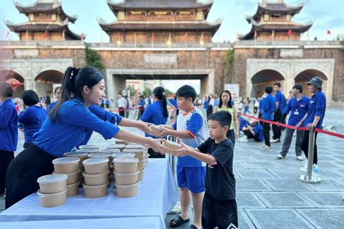 Ninh Bình: Rộn rã Trung thu với 12.000 suất ăn miễn phí cho các em nhỏ
