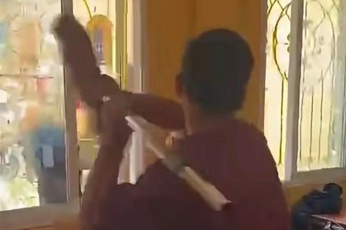 Học sinh lớp 9 dùng chổi đánh học sinh lớp 7 ở Mù Cang Chải