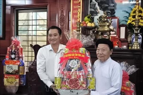 Thăm và chúc mừng chức sắc đạo Cao Đài tại Vĩnh Long